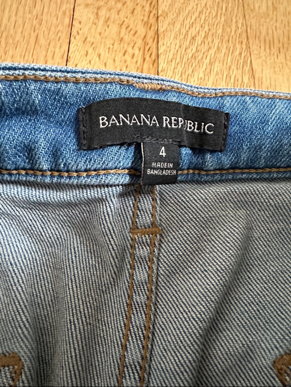 5 for $25 // Banana Republic light wash patch pocket denim midi skirt size 4 - Picture 6 of 8